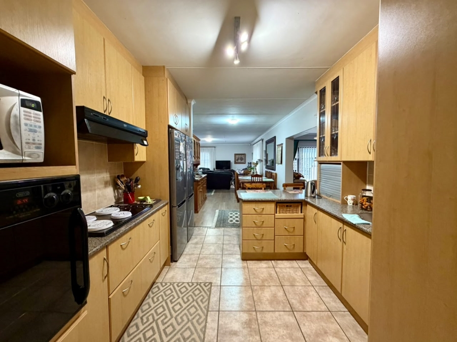 4 Bedroom Property for Sale in Fraaiuitsig Western Cape